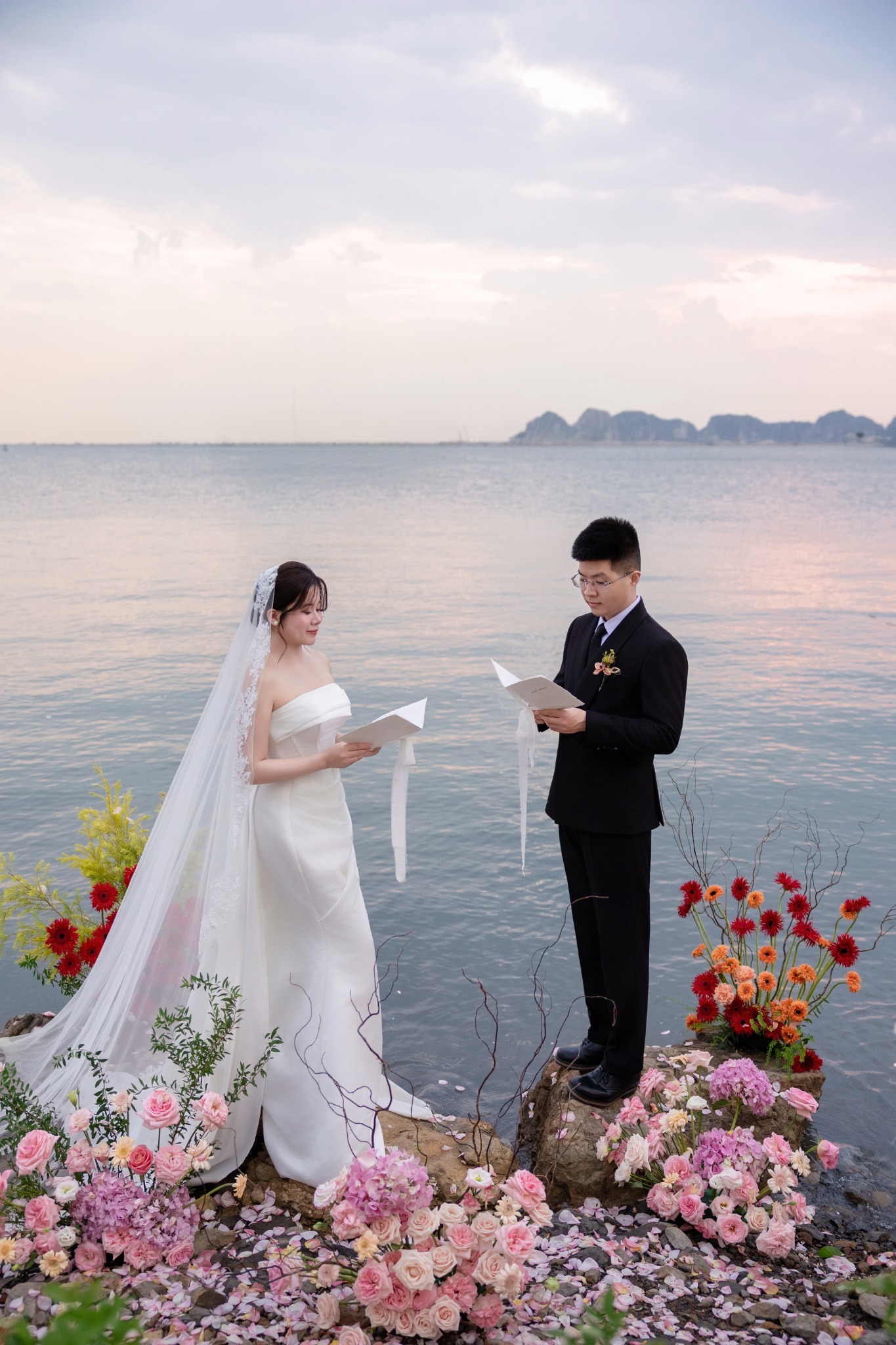 Cô dâu chú rể đọc lời nguyện ước bên biển