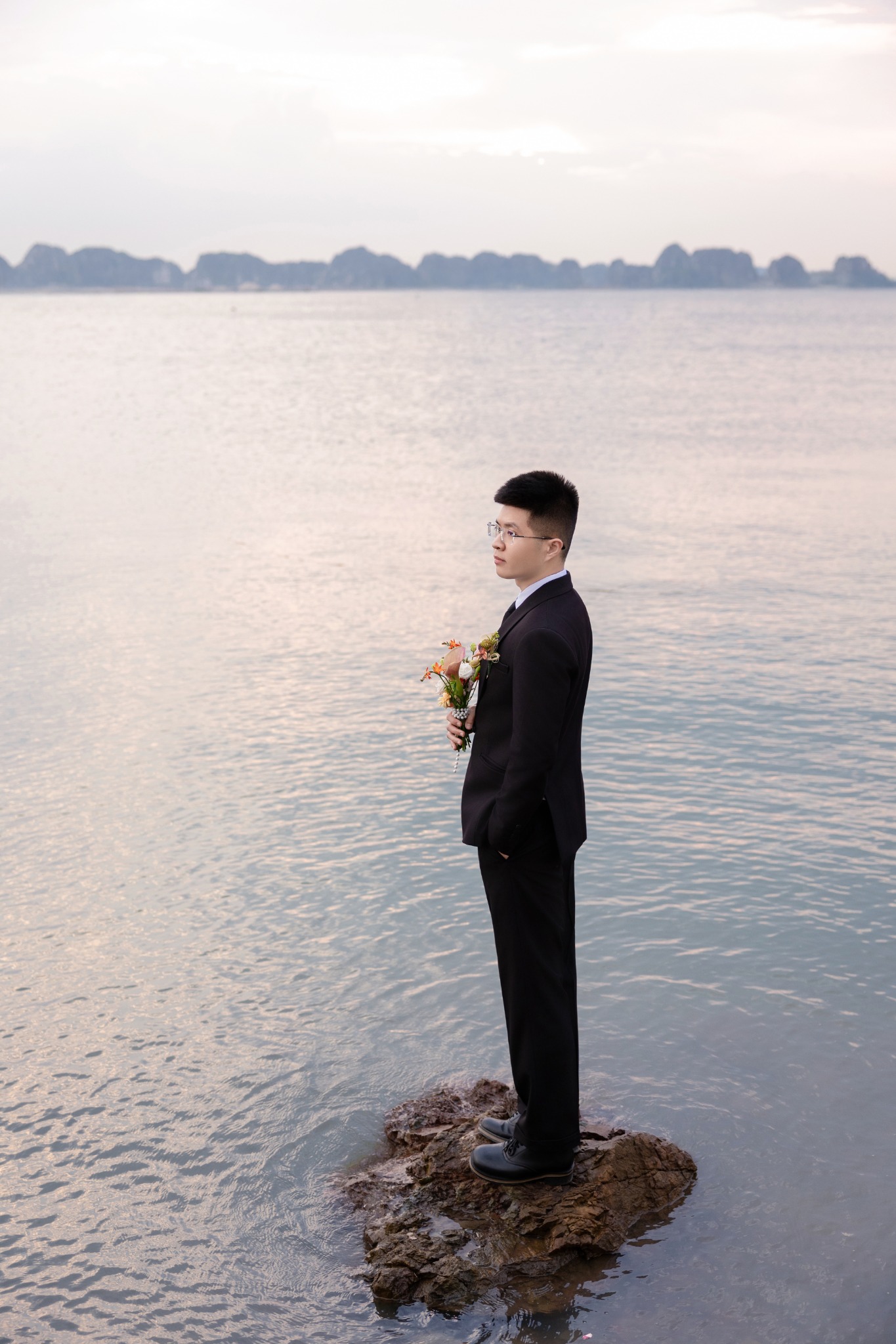 Chú rể đứng một mình bên biển